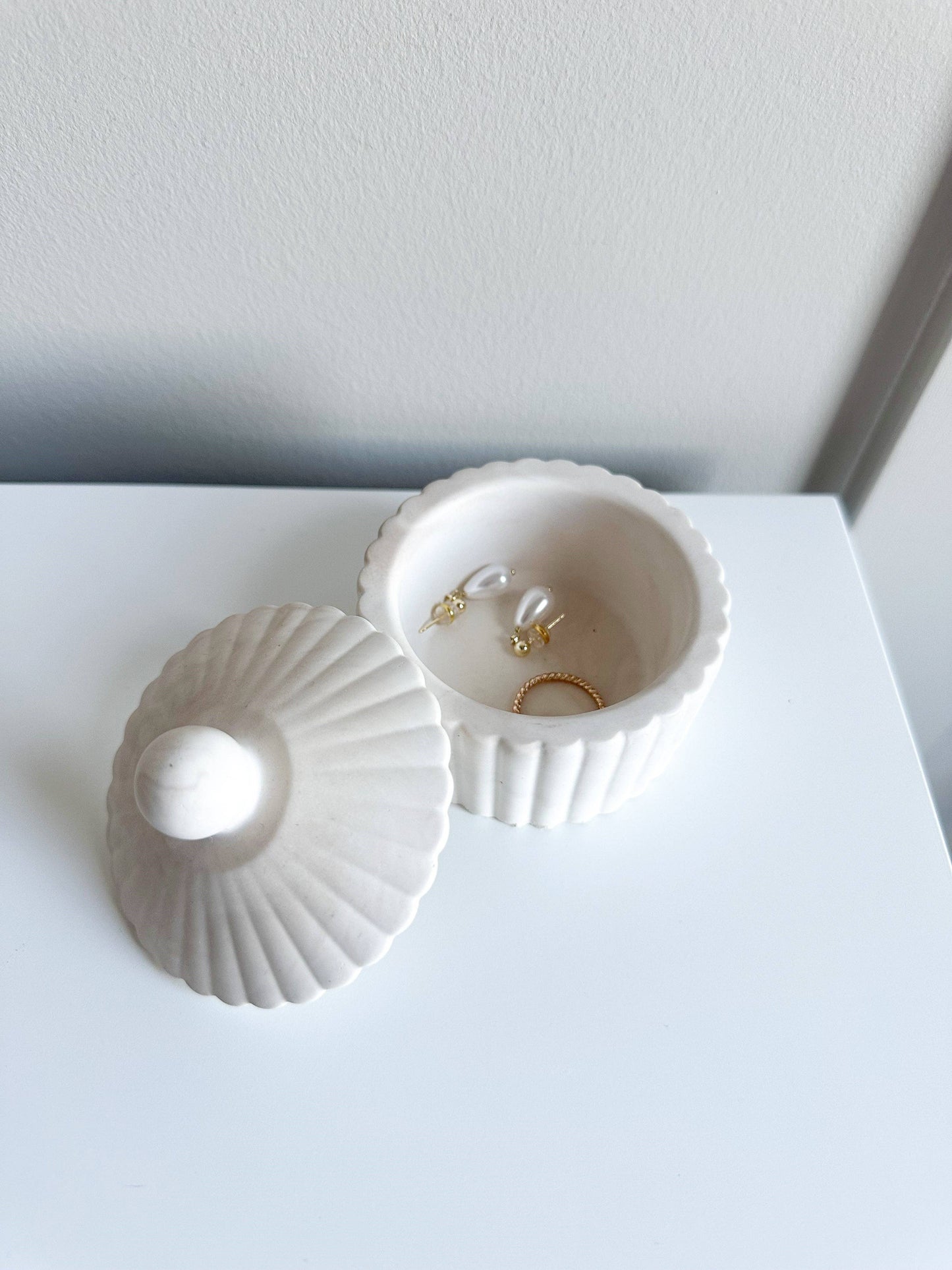 Fluted Pinch Bowl w/Lid