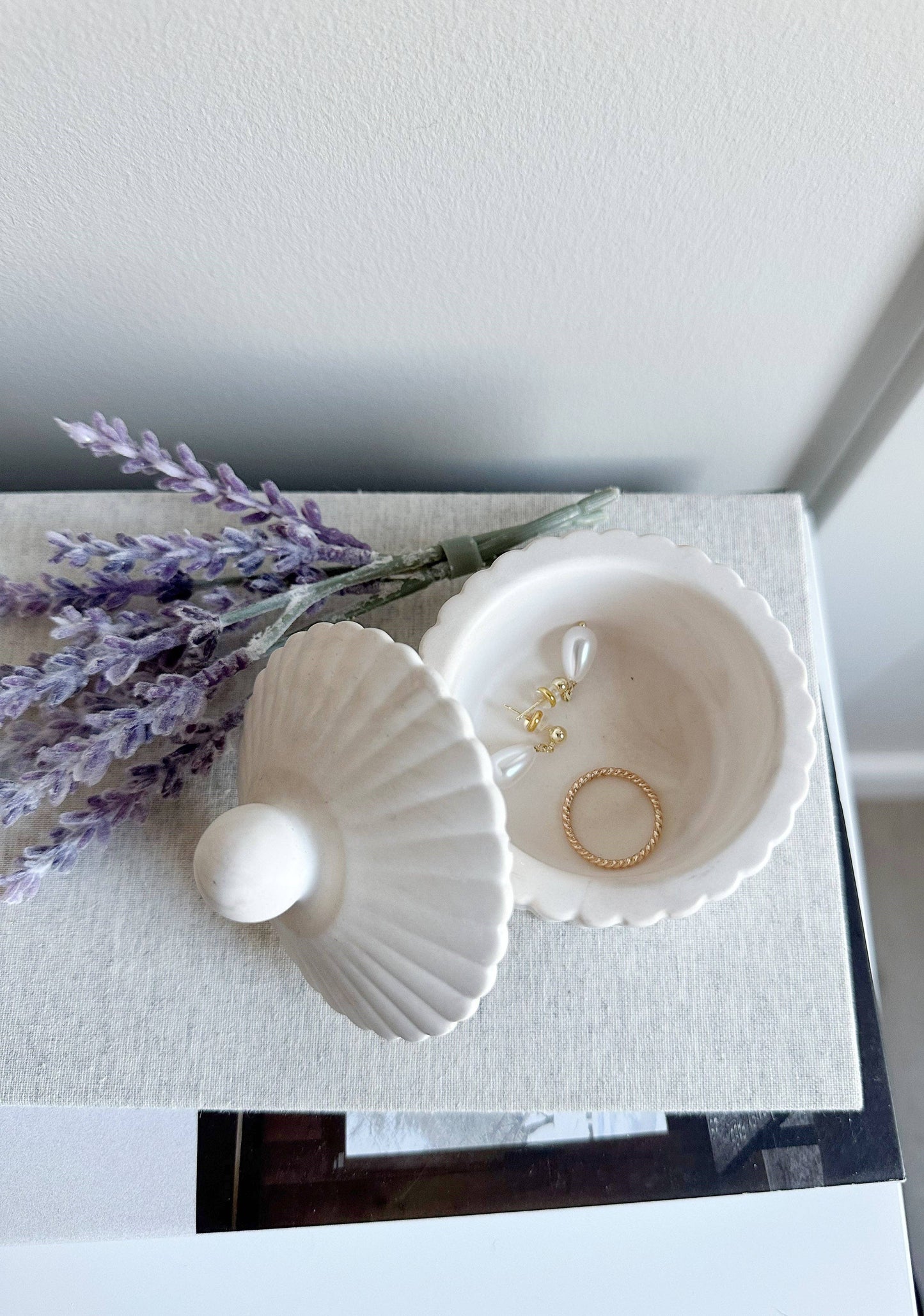 Fluted Pinch Bowl w/Lid