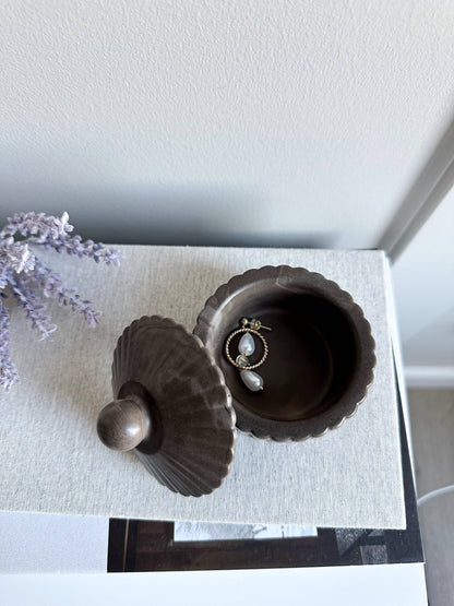 Fluted Pinch Bowl w/Lid