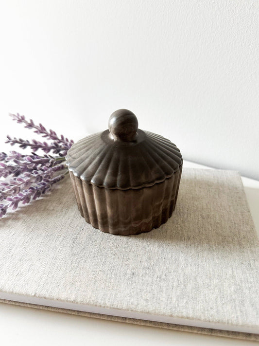 Fluted Pinch Bowl w/Lid